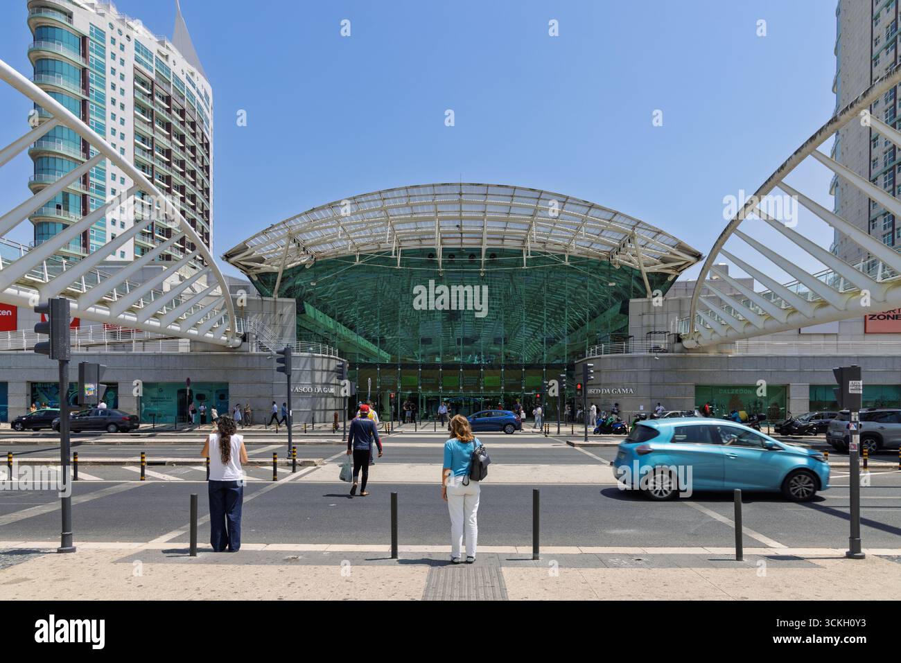 Une photo extérieure de l'entrée principale du centre commercial Centro Vasco da Gama à Lisbonne, mettant en évidence son arche en verre et en acier frappante avec de la peop Banque D'Images