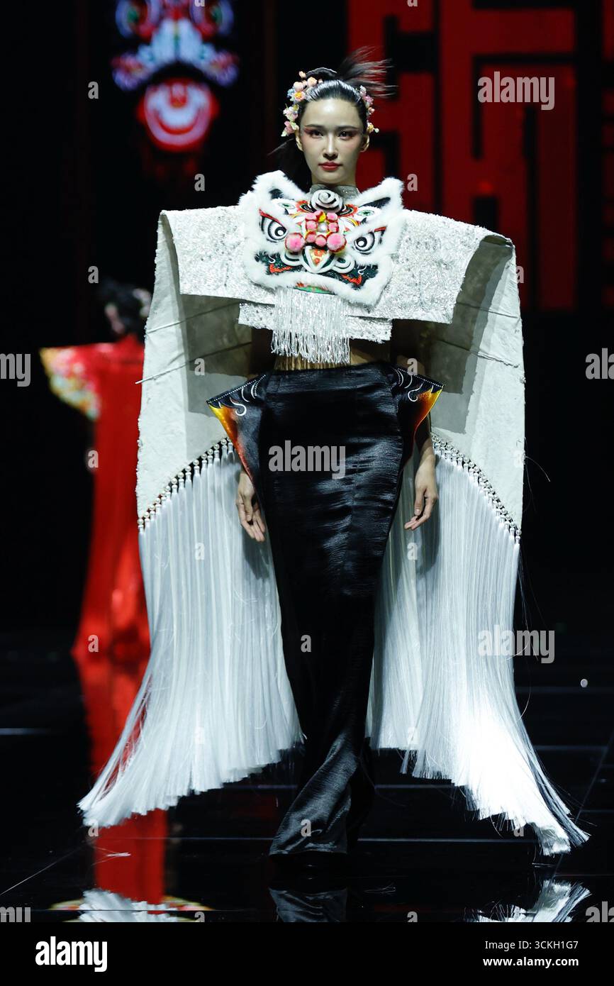 Beijing, Chine.11 septembre 2025. Le défilé de la collection haute couture « Awakening Lion » de Zhang Kejia a eu lieu à la SS2026 Beijing Fashion week, le 11 septembre 2025. Crédit : Han Haidan/China News Service/Alamy Live News Banque D'Images