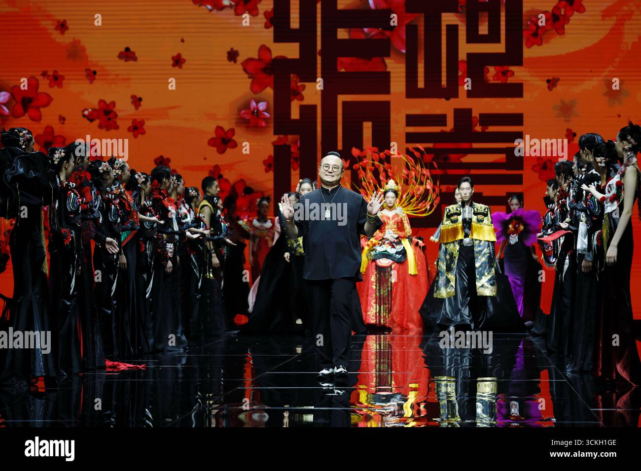 Beijing, Chine.11 septembre 2025. Le défilé de la collection haute couture « Awakening Lion » de Zhang Kejia a eu lieu à la SS2026 Beijing Fashion week, le 11 septembre 2025. Crédit : Han Haidan/China News Service/Alamy Live News Banque D'Images