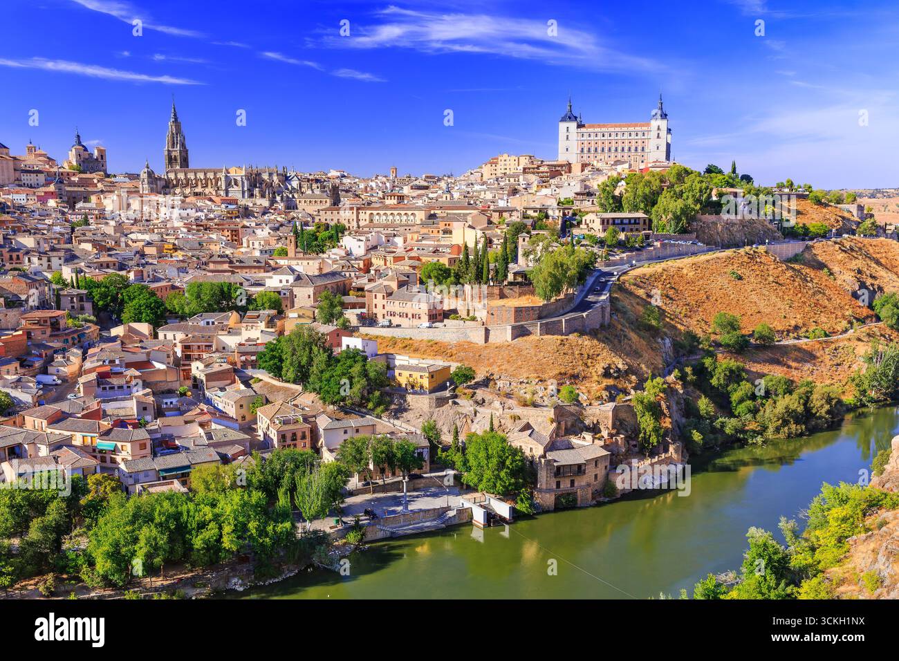 Toledo, Espagne. Vue panoramique sur la vieille ville et ses Alcazar(Palais Royal). Banque D'Images