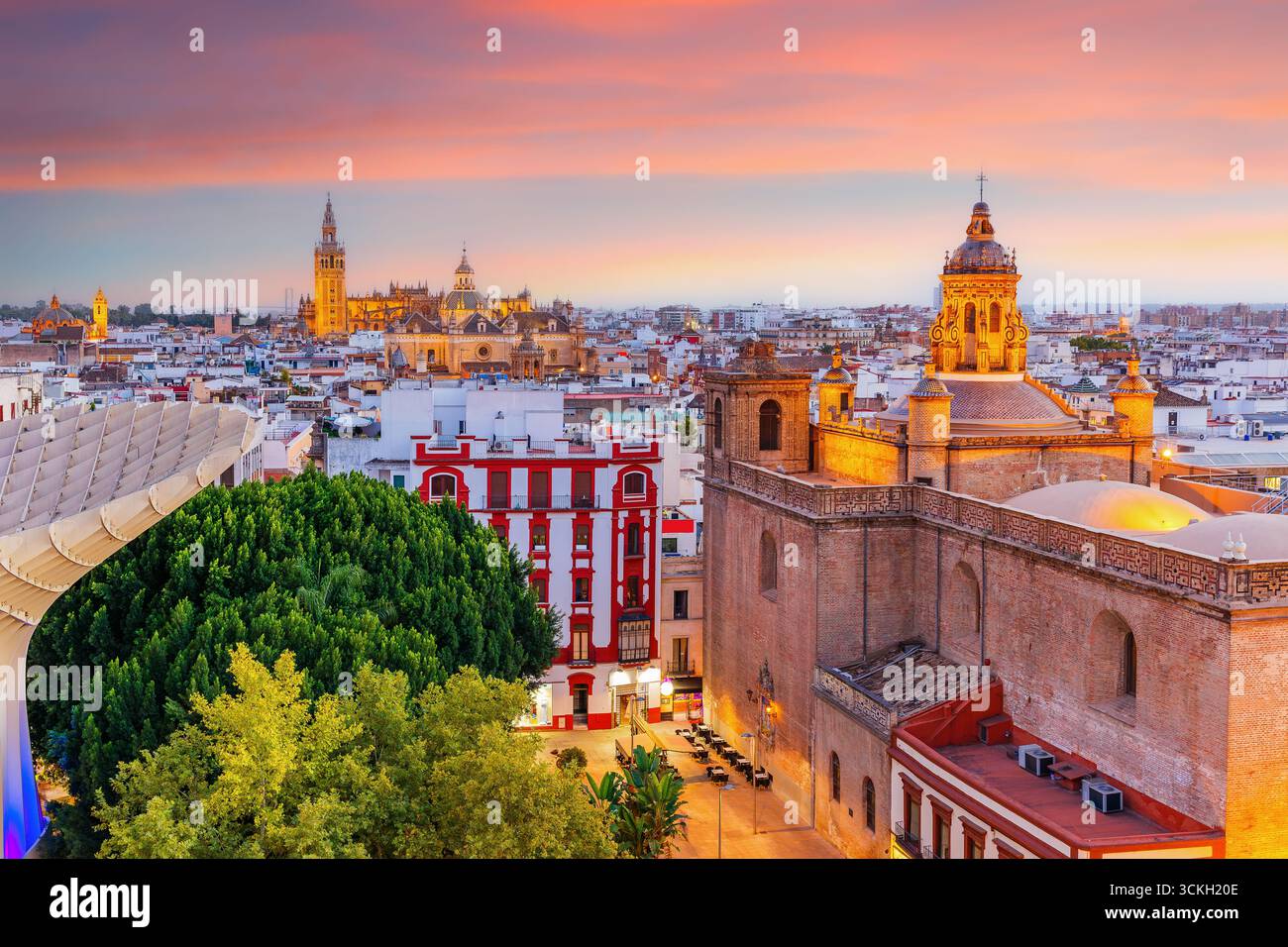 Séville, Espagne. Vieux quartier d'horizon au coucher du soleil. Banque D'Images