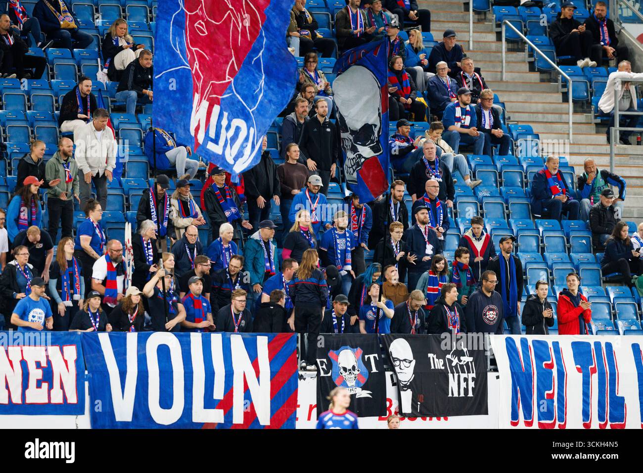 Oslo, Norvège. 11 septembre 2025. Les fans de football de Vaalerenga vus sur les tribunes lors du match de qualification de la Ligue des champions féminine de l'UEFA entre Vaalerenga et Ferencvaros à Intility Arena à Oslo. Crédit : Gonzales photo/Alamy Live News Banque D'Images