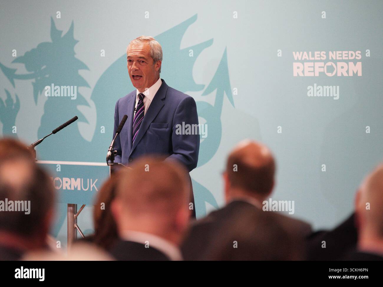 Le leader réformiste britannique Nigel Farage lors d'une conférence de presse à Caerphilly alors qu'il annonce Llyr Powell comme candidat du parti pour la prochaine élection partielle Caerphilly Senedd. L’élection partielle doit avoir lieu le 23 octobre pour élire le nouveau membre du Senedd à la suite du décès de Hbean David le 12 août. Date de la photo : vendredi 12 septembre 2025. Banque D'Images Le leader réformiste britannique Nigel Farage lors d'une conférence de presse à Caerphilly alors qu'il annonce Llyr Powell comme candidat du parti pour la prochaine élection partielle Caerphilly Senedd. L’élection partielle doit avoir lieu le 23 octobre pour élire le nouveau membre du Senedd à la suite du décès de Hbean David le 12 août. Date de la photo : vendredi 12 septembre 2025. Banque D'Images