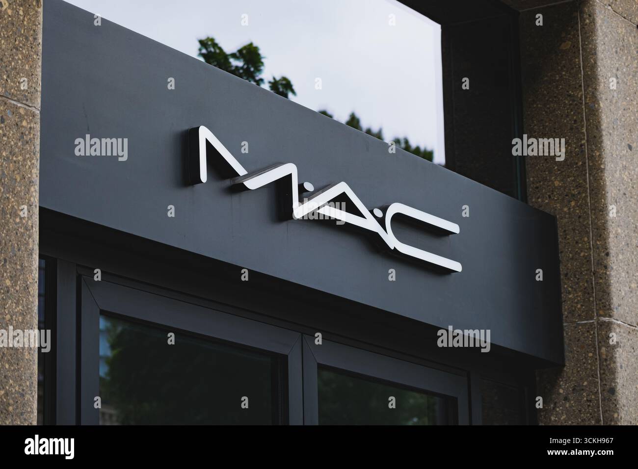 Panneau de logo de marque de cosmétiques de luxe MAC sur la vitrine du magasin Banque D'Images