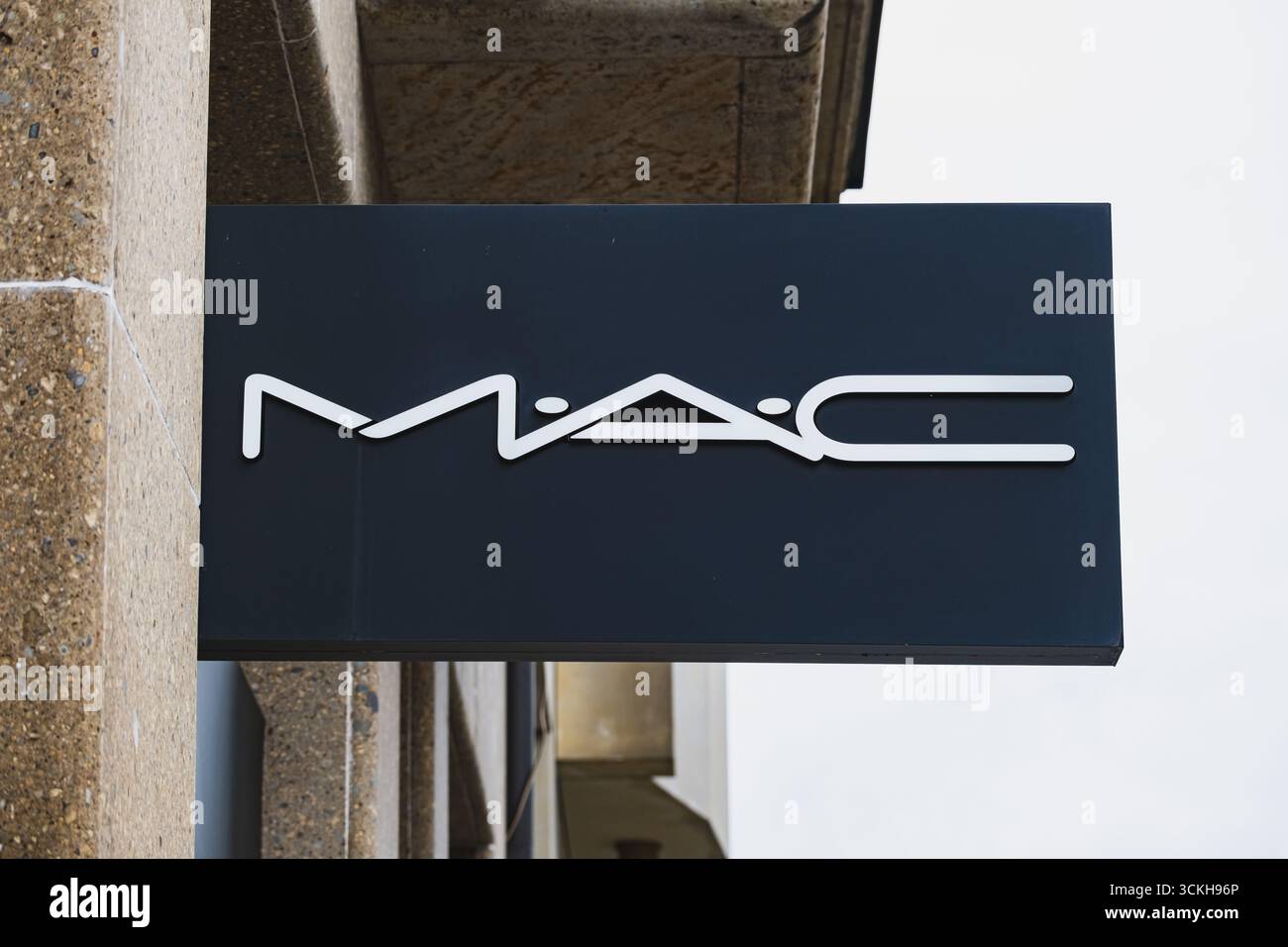 Panneau de logo de marque de cosmétiques de luxe MAC sur la vitrine du magasin Banque D'Images