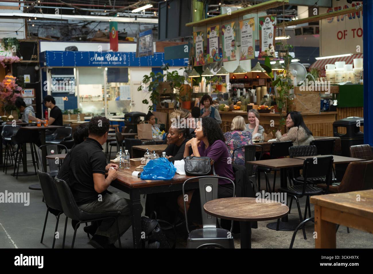 Cool Neighborhood - TOOTING, avec une ambiance multiculturelle, des restaurants et des marchés diversifiés abondants, et un fort sentiment de communauté, Londres, Royaume-Uni Banque D'Images