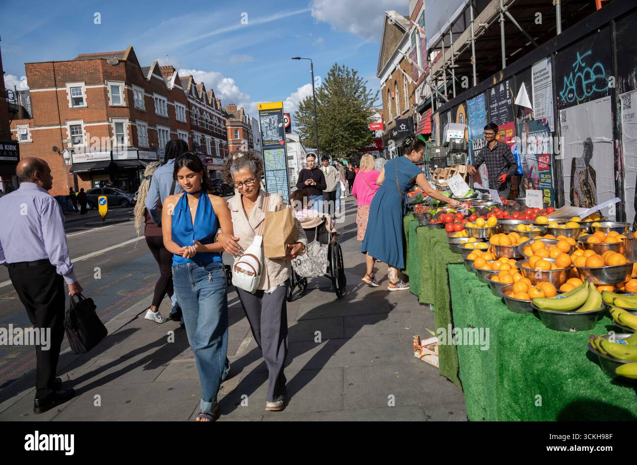 Cool Neighborhood - TOOTING, avec une ambiance multiculturelle, des restaurants et des marchés diversifiés abondants, et un fort sentiment de communauté, Londres, Royaume-Uni Banque D'Images