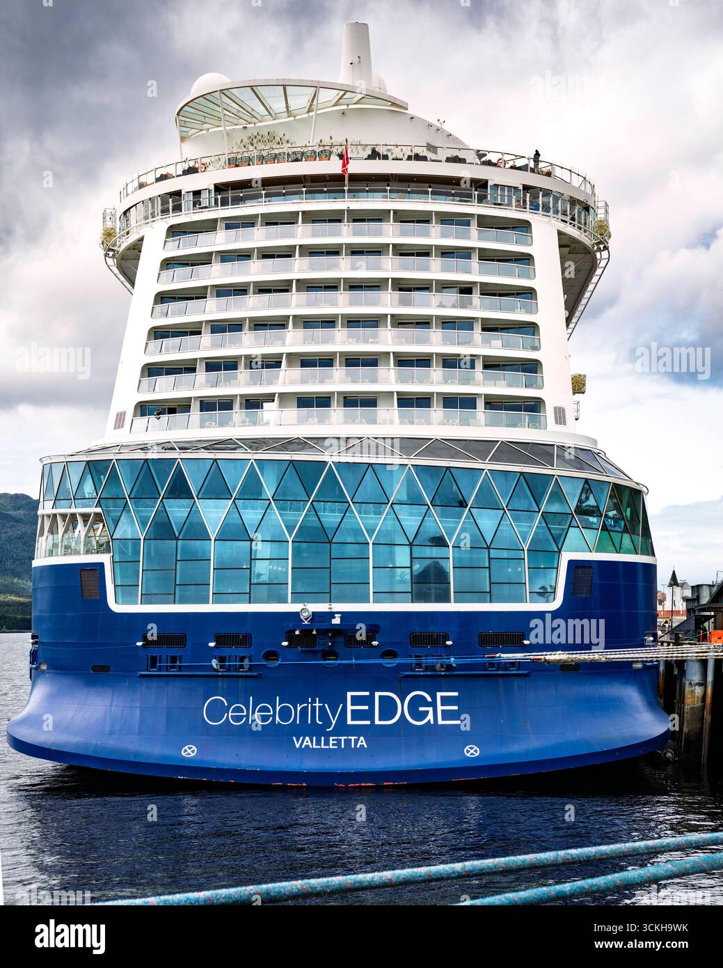 La poupe spectaculaire du navire de croisière Celebrity Edge (2028), dans le port de Ketchikan, Alaska, États-Unis. Banque D'Images