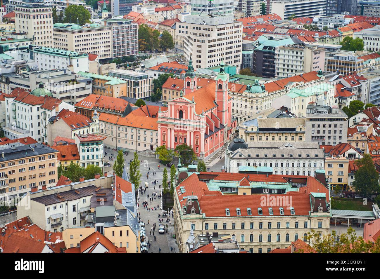 Vue aérienne captivante d'un paysage urbain dynamique présentant une architecture historique unique Banque D'Images