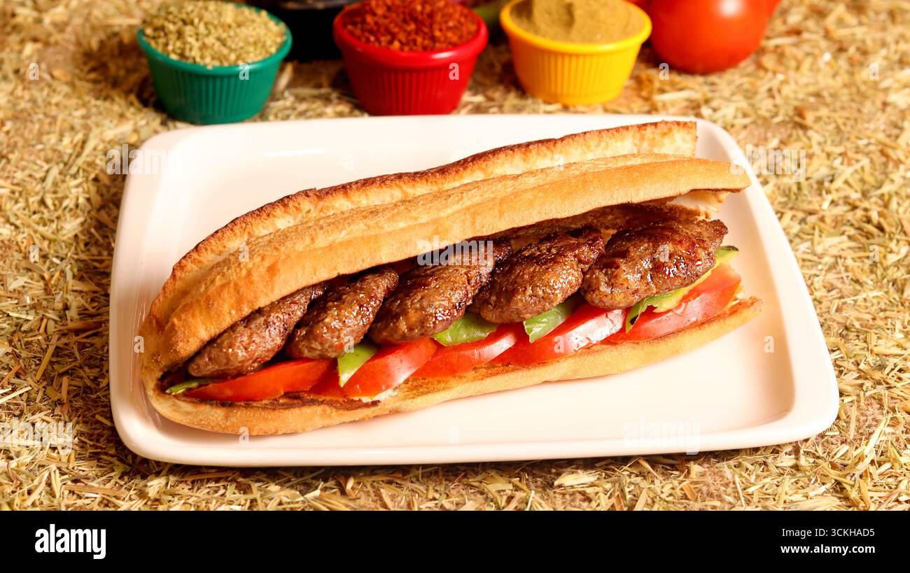 délicieux sandwich aux boulettes de viande dans le pain Banque D'Images