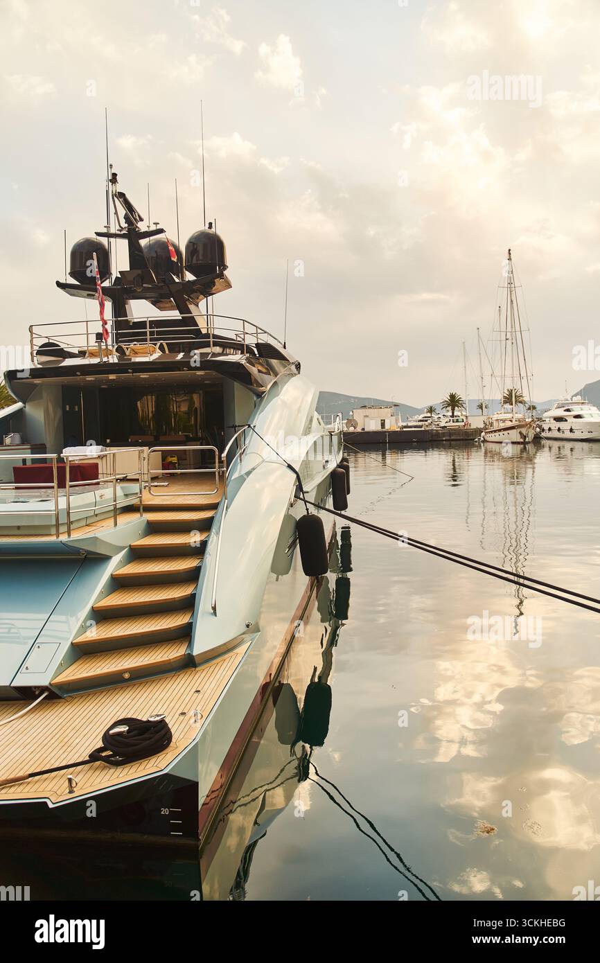 Vue des yachts amarrés à Porto montenegro Banque D'Images