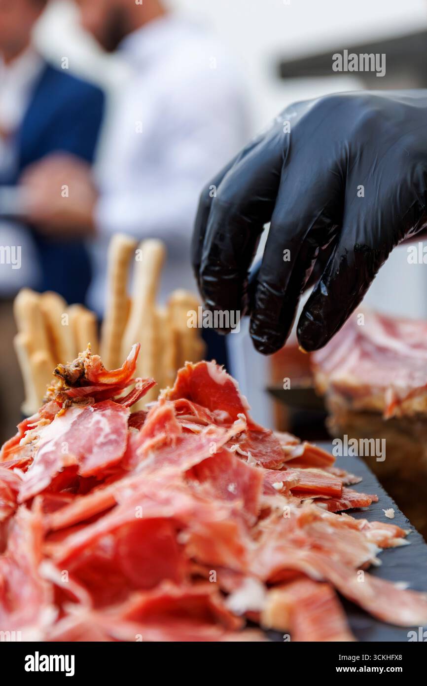Préparation de tranches de jambon ibérique lors d'un événement professionnel Banque D'Images