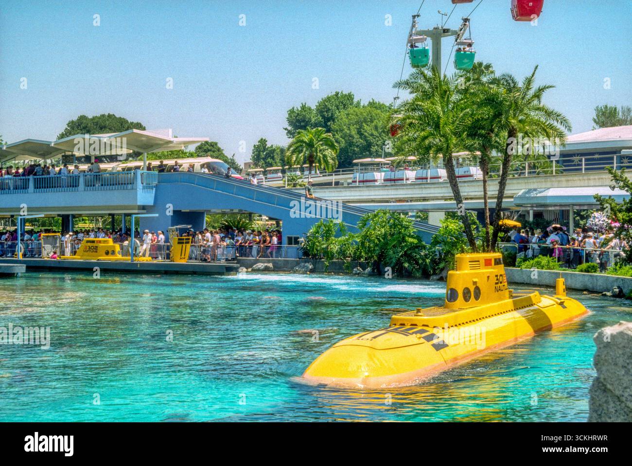 Photographie d'archive 1993 de l'attraction Submarine voyage à Disneyland à Anaheim, Californie. Les sous-marins jaunes font partie de l'attraction classique qui a ouvert ses portes en 1959 - elle a été ensuite redéfinie sur Finding Nemo Submarine voyage. En arrière-plan, on trouve des parties de Tomorrowland, dont les pistes PeopleMover et les gondoles Skyway (maintenant retirées). Banque D'Images