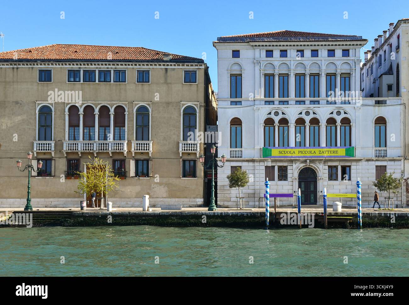 Fondamenta Zattere avec Scuola Piccola Zattere, école d'art contemporain et espace d'exposition surplombant le canal de la Giudecca, Dorsoduro, Venise, Italie Banque D'Images