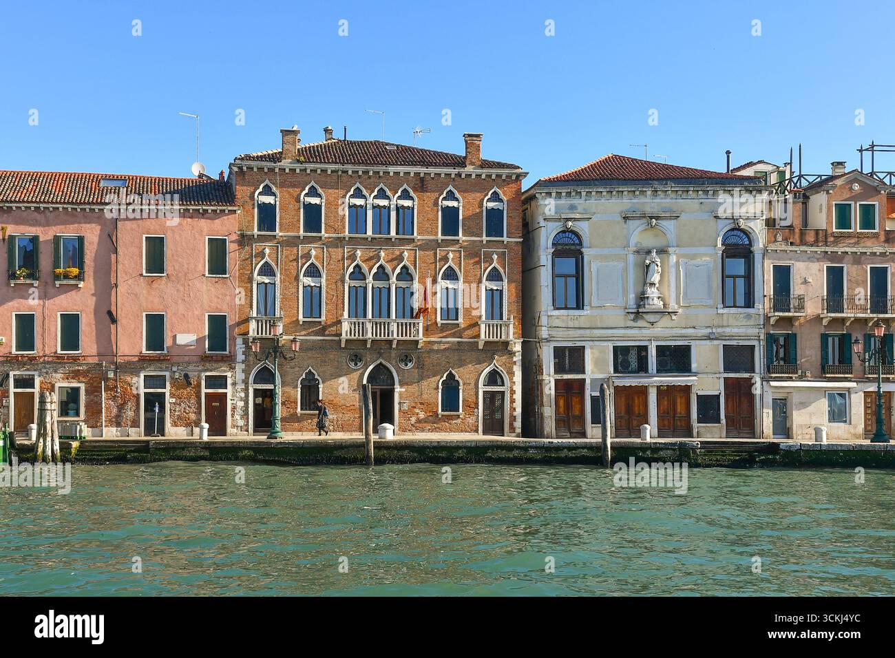 Scuola dei Luganegheri ('École des saucisses', deuxième bâtiment à droite), avec la statue de Saint Antoine l'Abbé, Dorsoduro, Venise, Italie Banque D'Images