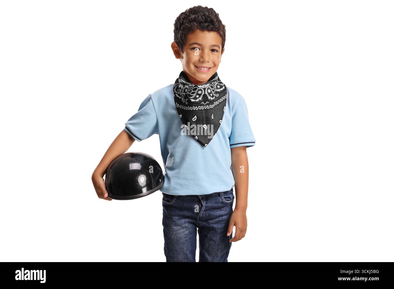 Enfant portant une écharpe autour du cou, tenant un casque de moto et souriant isolé sur fond blanc Banque D'Images