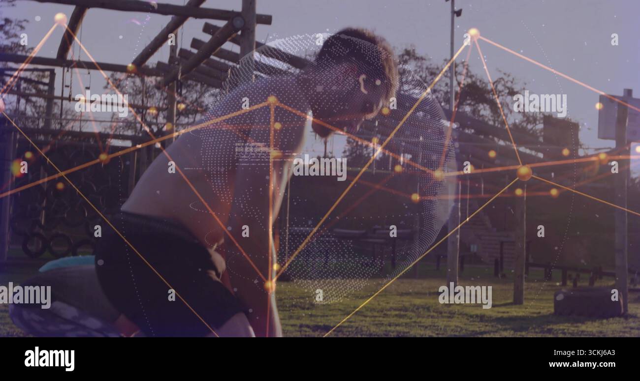 Pause mâle adulte reprenant son souffle dans le parc Calisthenics extérieur, avec des barres de singes en bois Banque D'Images