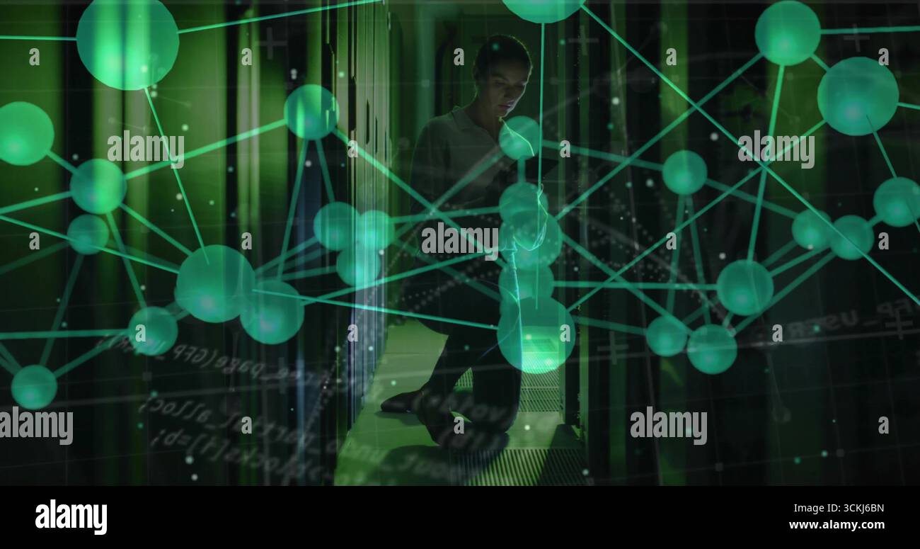 Technicien accroupi vérifiant les câbles de rack dans le centre de données avec smartphone et recouvrement vert Banque D'Images