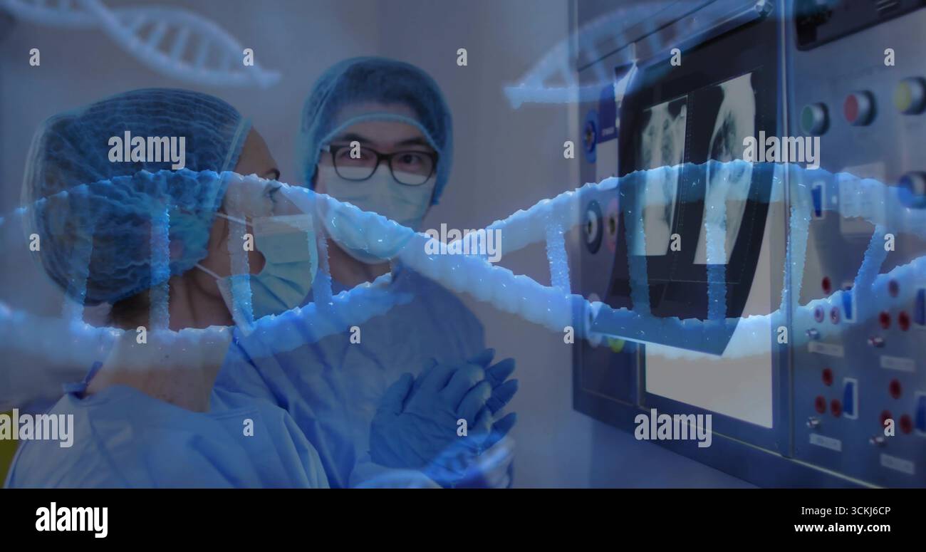 Médecins portant des masques chirurgicaux et des blouses examinant les radiographies et l'hélice d'ADN au panneau de commande du laboratoire Banque D'Images