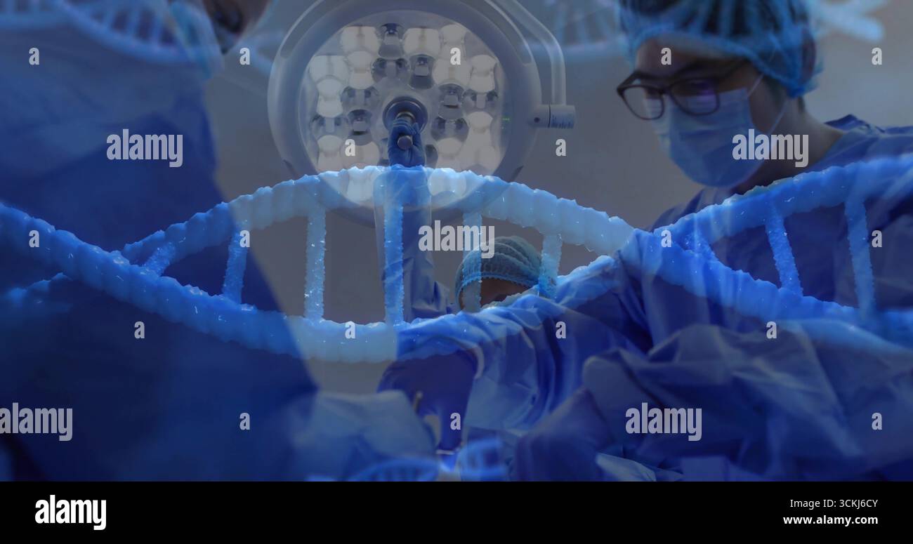 Équipe chirurgicale en blouses bleues pratiquant la chirurgie en salle d'opération, avec lumière et graphique en hélice d'ADN Banque D'Images