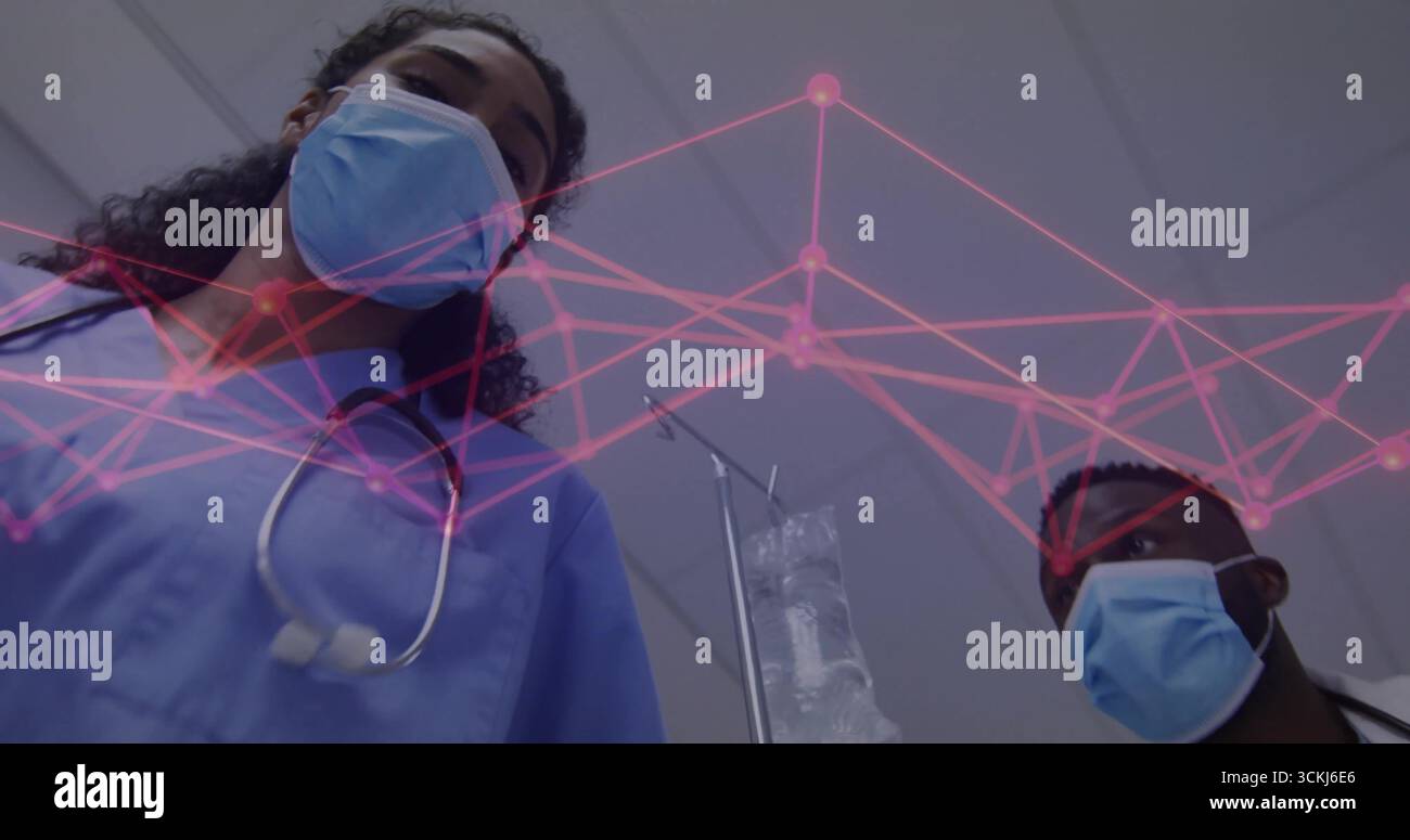 Médecins penchants analysant la superposition de réseau rose dans la salle d'examen de l'hôpital, avec stéthoscope et perfusion intraveineuse Banque D'Images