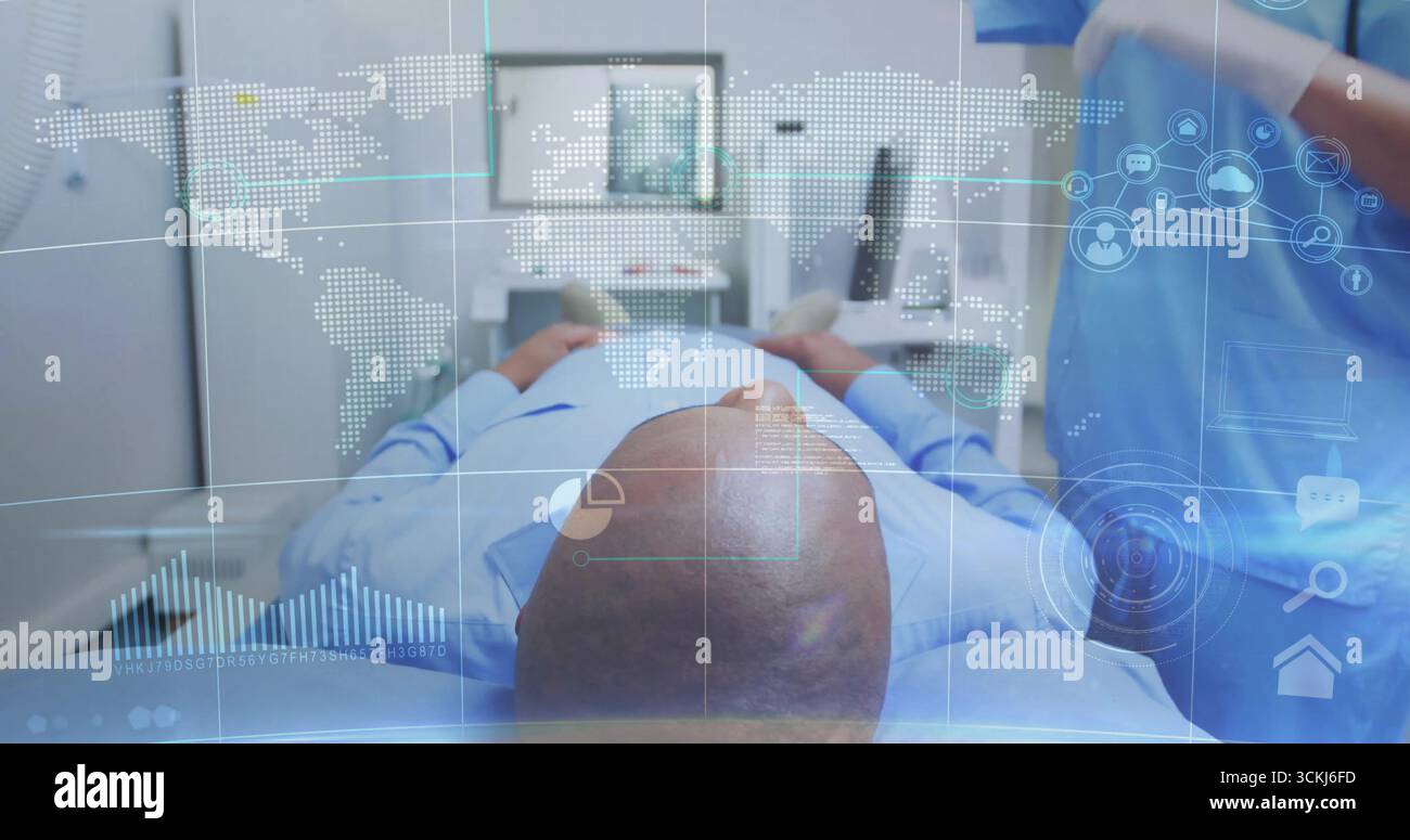 Utilisation d'un technicien d'imagerie portant des gants alignant le patient masculin sous le scanner dans la salle d'examen, avec des recouvrements AR Banque D'Images