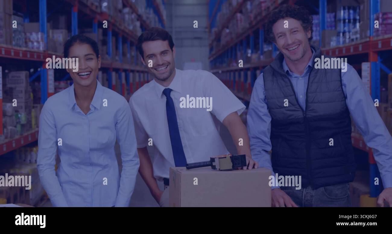 L'équipe de l'entrepôt dans les vêtements de travail inspecte la boîte sur la palette dans l'allée, avec le dévidoir de ruban d'emballage Banque D'Images