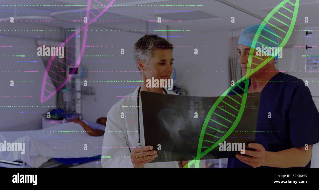 Médecin et chirurgien en uniformes médicaux examinant la radiographie de l'articulation de la hanche dans la salle d'examen, avec graphiques ADN Banque D'Images