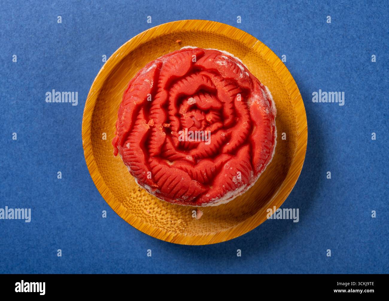 vue de dessus moisi de forme de fleur moisie sur fond bleu Banque D'Images
