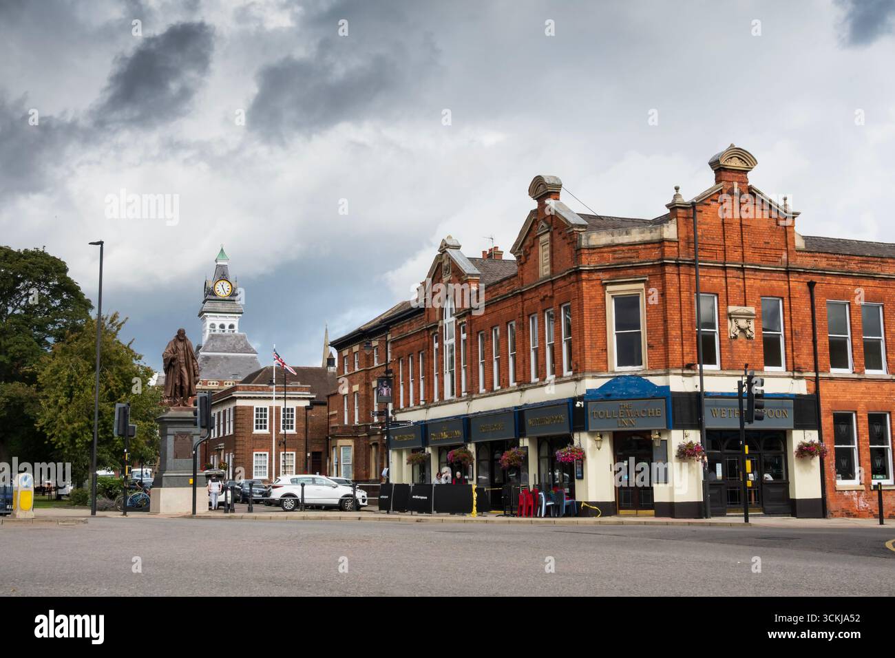 Grantham ville avec Tollemache Inn Wetherspoons pub avec statue de Frederick Tollemache et la tour de l'horloge Guildhall. Lincolnshire. High Street et St. Banque D'Images