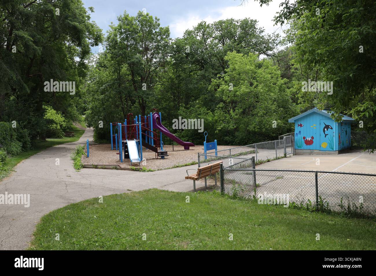 structure de jeu pour enfants aux couleurs vives à l'intersection de la marche pavée, de la course, des pistes cyclables en été Banque D'Images