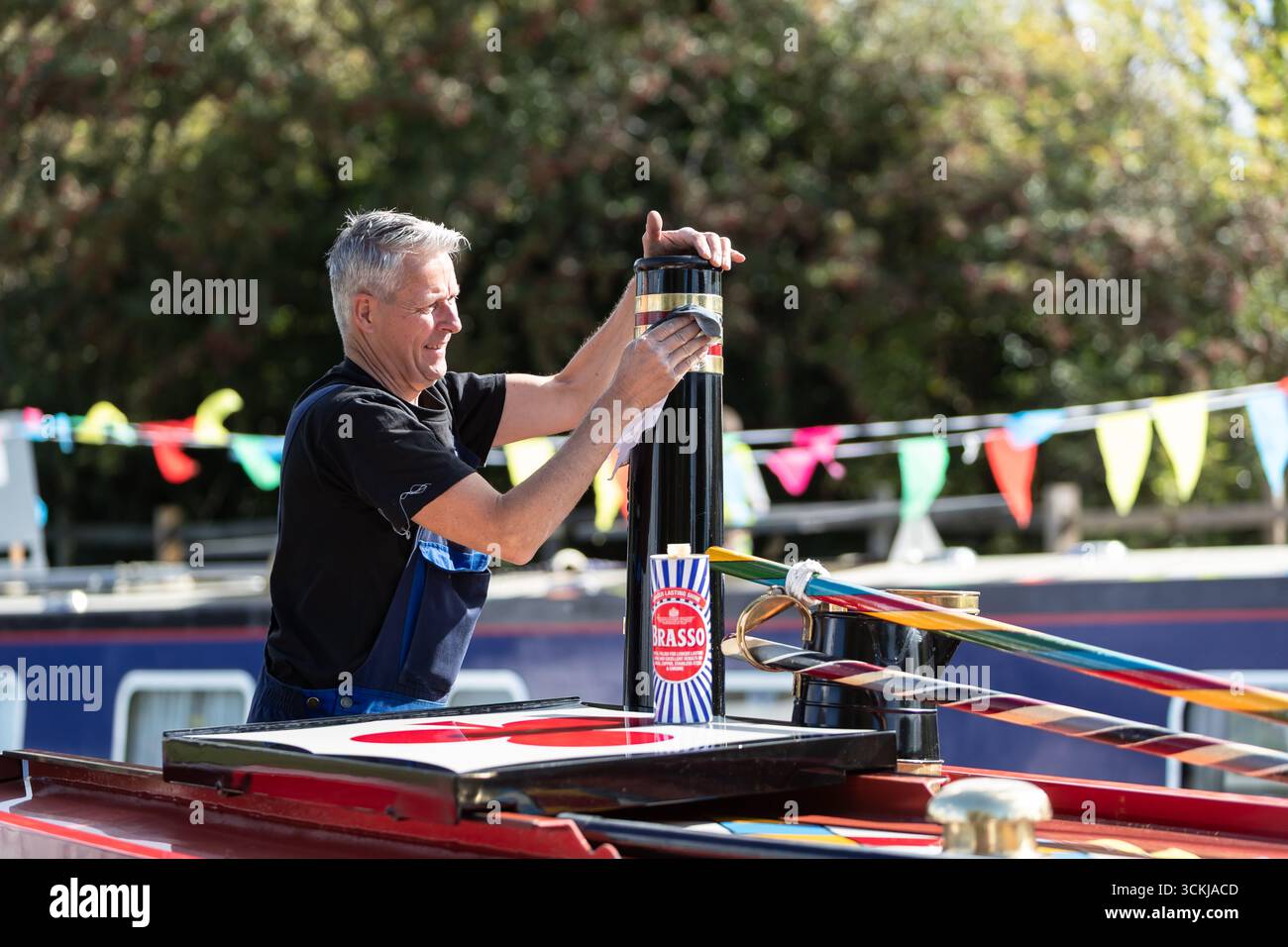 Dudley, West Midlands, Royaume-Uni. 12 septembre 2025. Steve Whitehouse, batelier du canal, met le dernier vernis sur son bateau étroit « Hudson » alors que des dizaines de bateaux se rassemblent pour le Black Country Boating Festival à Dudley le week-end prochain. Le bateau de M. Whitehouse est un navire relativement récent datant de 2010, mais il est propulsé par un moteur diesel 1935. Le festival se déroule à la jonction du canal de Bumble Hole au cœur du Black Country depuis le milieu des années 1980 Crédit : Peter Lopeman/Alamy Live News Banque D'Images