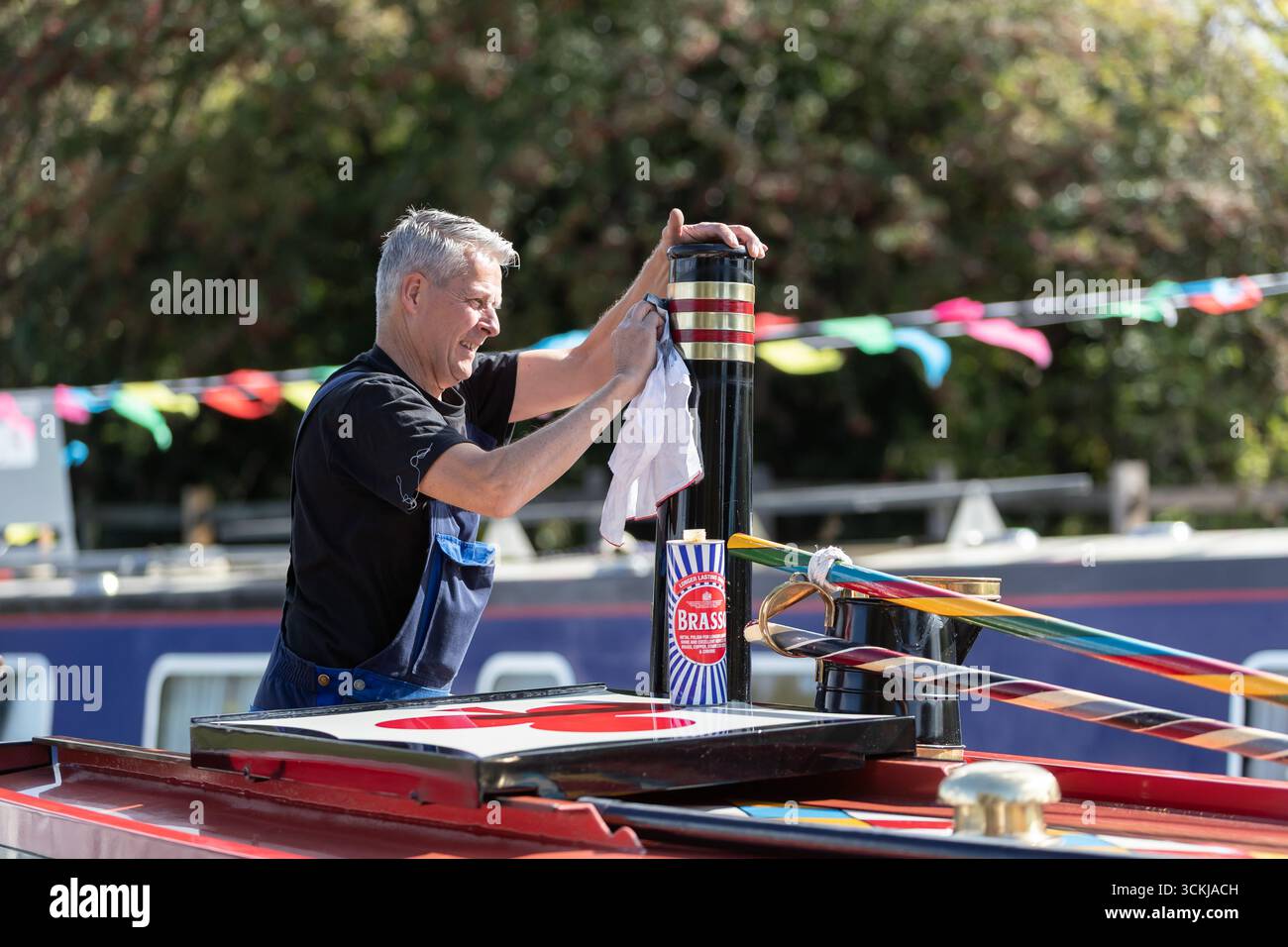 Dudley, West Midlands, Royaume-Uni. 12 septembre 2025. Steve Whitehouse, batelier du canal, met le dernier vernis sur son bateau étroit « Hudson » alors que des dizaines de bateaux se rassemblent pour le Black Country Boating Festival à Dudley le week-end prochain. Le bateau de M. Whitehouse est un navire relativement récent datant de 2010, mais il est propulsé par un moteur diesel 1935. Le festival se déroule à la jonction du canal de Bumble Hole au cœur du Black Country depuis le milieu des années 1980 Crédit : Peter Lopeman/Alamy Live News Banque D'Images