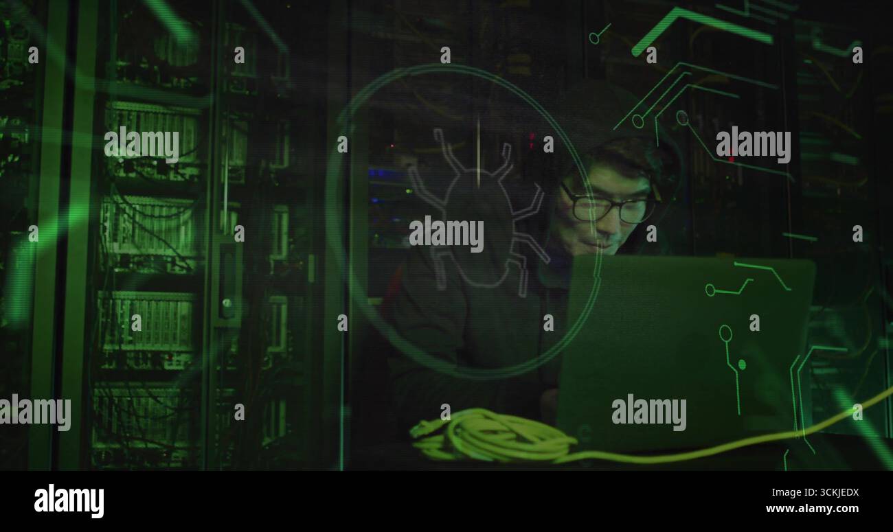 Les techniciens INFORMATIQUES dépannent l'ordinateur portable parmi les racks de serveurs avec câble jaune et recouvrement vert du circuit anti-bugs Banque D'Images