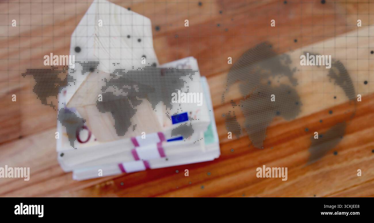 Affichage de piles de billets en euros avec des sangles colorées sur une table en bois, montrant la superposition de la carte du monde Banque D'Images
