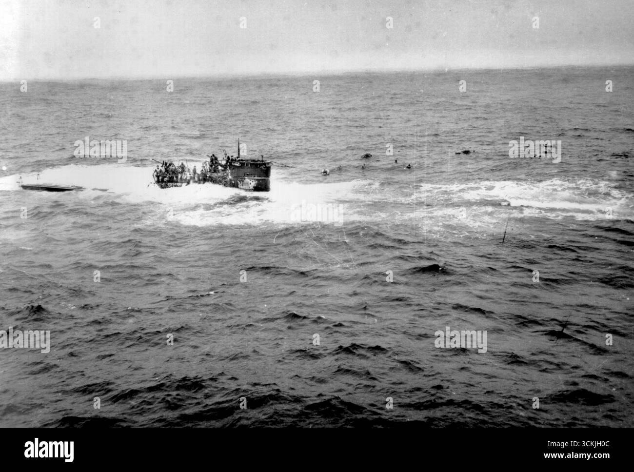 AU LARGE DE NANTUCKET ISLAND, États-Unis - 16 avril 1944 - L'équipage du U-boot allemand U-550 abandonne son sous-marin après avoir été endommagé par des charges de profondeur lancées Banque D'Images