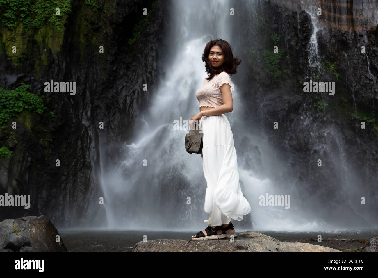 Femme à la cascade de Gitgit à Bali, Singaraja, Indonésie Banque D'Images