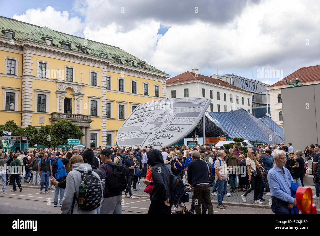 Munich, ALLEMAGNE - 11 septembre 2025 : salon de l'espace public IAA Mobility dans le centre-ville de Munich. Les gens passant devant le stand Porsche sur la place Witt Banque D'Images