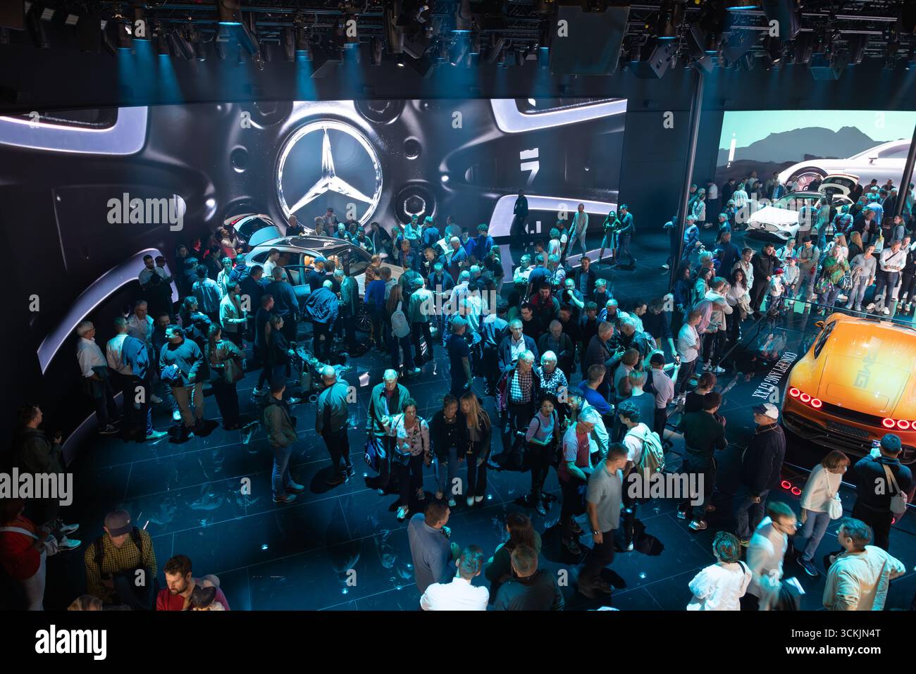 Munich, ALLEMAGNE - 11 septembre 2025 : salon de l'espace public IAA Mobility dans le centre-ville de Munich. Grand groupe de personnes dans le stand Mercedes-Benz à Banque D'Images