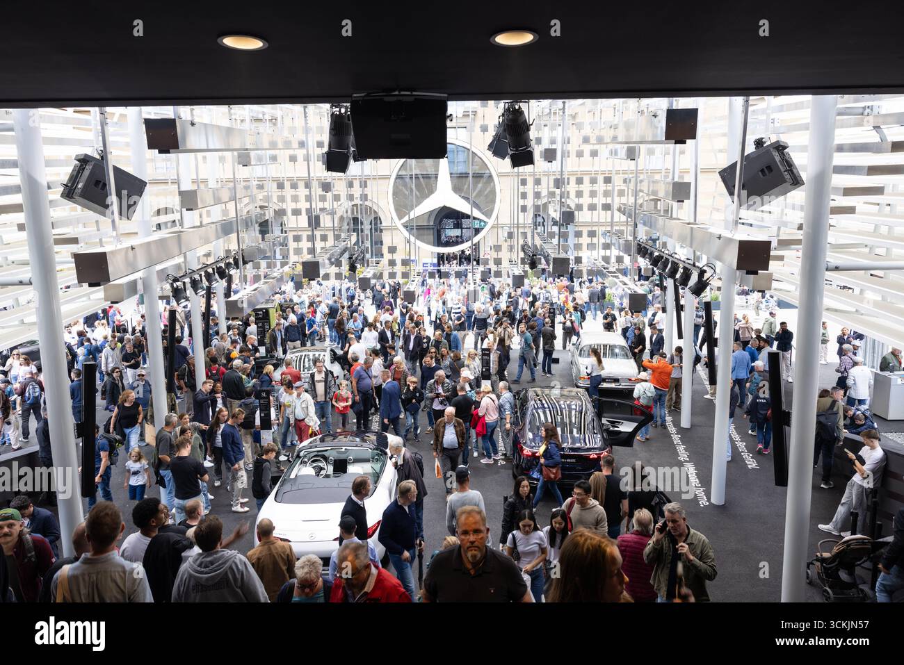 Munich, ALLEMAGNE - 11 septembre 2025 : salon de l'espace public IAA Mobility dans le centre-ville de Munich. Grand groupe de personnes dans le stand Mercedes-Benz à Banque D'Images