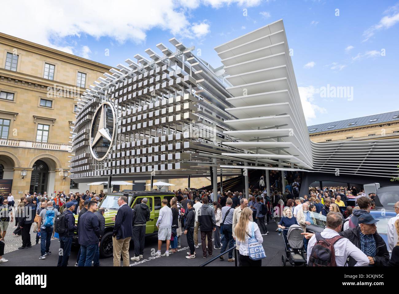 Munich, ALLEMAGNE - 11 septembre 2025 : salon de l'espace public IAA Mobility dans le centre-ville de Munich. Grand groupe de personnes au stand Mercedes-Benz Banque D'Images