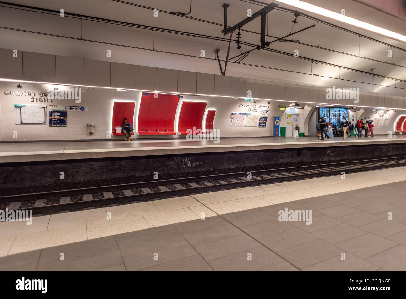 Paris, le 4 septembre 2025 : la station de métro Charles de Gaulle - Etoile Banque D'Images