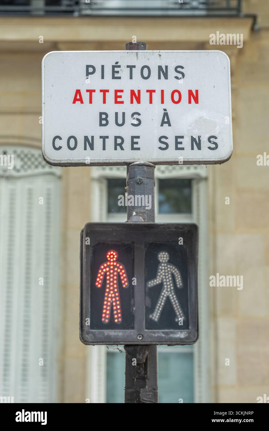 Paris, le 4 septembre 2025 : panneau traversant Banque D'Images