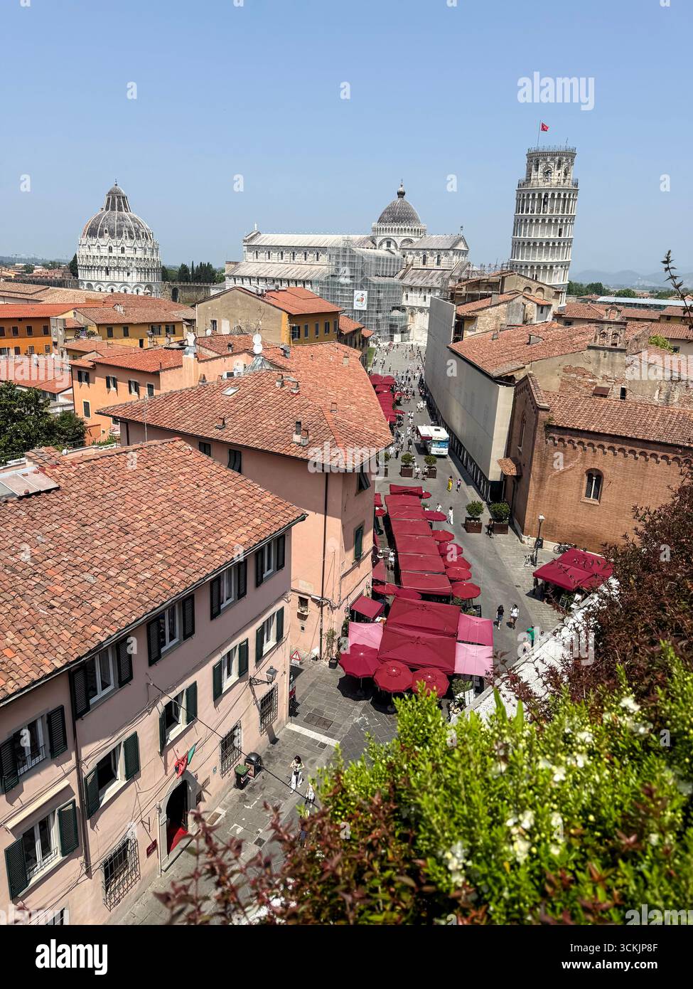 Horizon des trois célèbres monuments de Pise, le dôme du Baptistère, la cathédrale de Pise et la tour penchée ci-dessous est la longue rue, via Santa Mar Banque D'Images