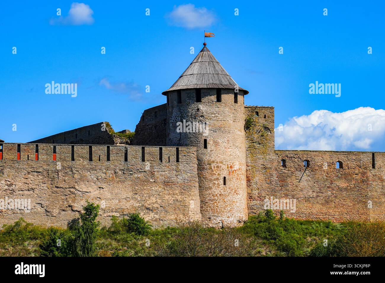 Tour d'approvisionnement de la forteresse Ivangorod, un château médiéval russe situé sur les rives de la rivière Narva dans l'oblast de Leningrad à travers le stagiaire Banque D'Images