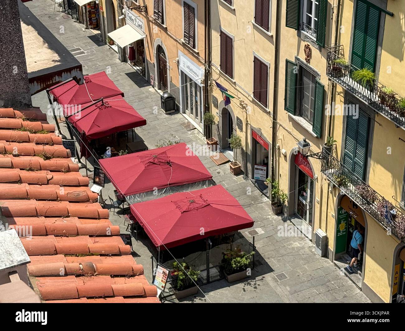Vue élevée sur la longue rue, via Santa Marie est un repaire populaire auprès des touristes pour ses restaurants en plein air et boutiques de cadeaux à Pise dans la région Toscane o Banque D'Images