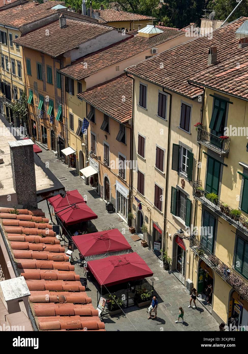 Vue élevée sur la longue rue, via Santa Marie est un repaire populaire auprès des touristes pour ses restaurants en plein air et boutiques de cadeaux à Pise dans la région Toscane o Banque D'Images