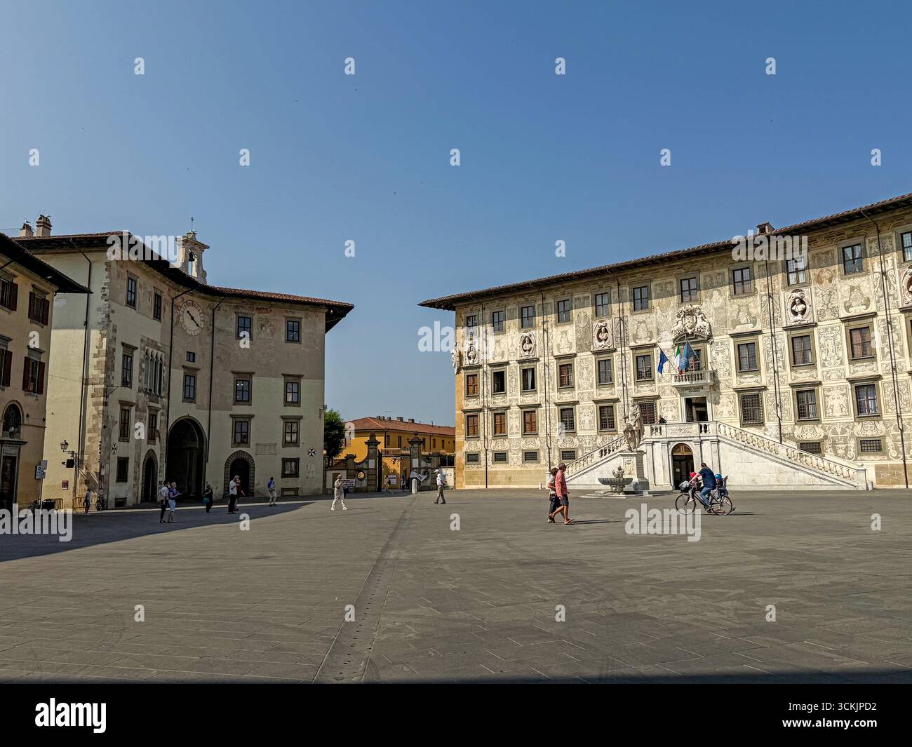 Palazzo dell' Orologio (Palais de l'horloge) avec une grande arche et la Scuola normale Superiore di Pisa (Université de Pise) est également un palais, Banque D'Images