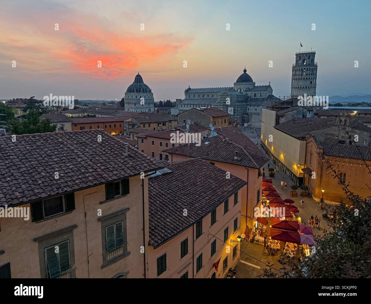 Au crépuscule, au-dessus du monument de la Tour penchée, la Cathédrale et le Baptistère sur la Piazza Del Duomo à Pise dans la région toscane de l'Italie. Ci-dessous se trouve le lon Banque D'Images