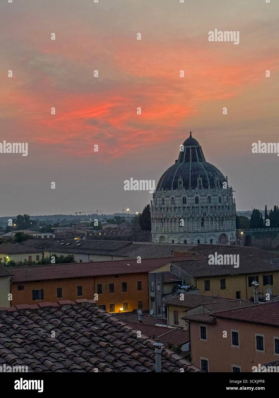 Au crépuscule sur le monument du Baptistère sur la Piazza Del Duomo à Pise dans la région toscane de l'Italie. Banque D'Images